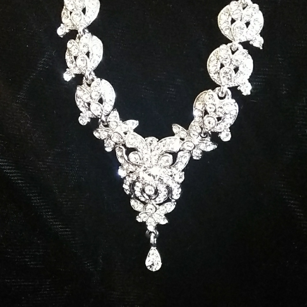 Silver rhinestone necklace